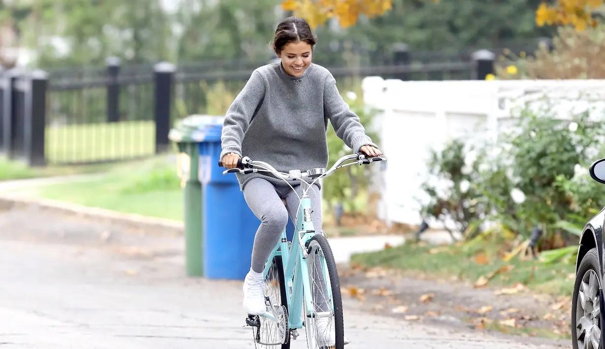 Selena Gomez terlihat senang bersepeda usai berpisah sementara dari Justin Bieber. (US Weekly)