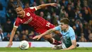 Pemain Manchester City, John Stones berebut bola dengan pemain Bristol City, Bobby Reid pada leg pertama semifinal Piala Liga Inggris di Stadion Etihad, Selasa (9/1). Manchester City harus bersusah payah Bristol City 2-1. (AP/Dave Thompson)