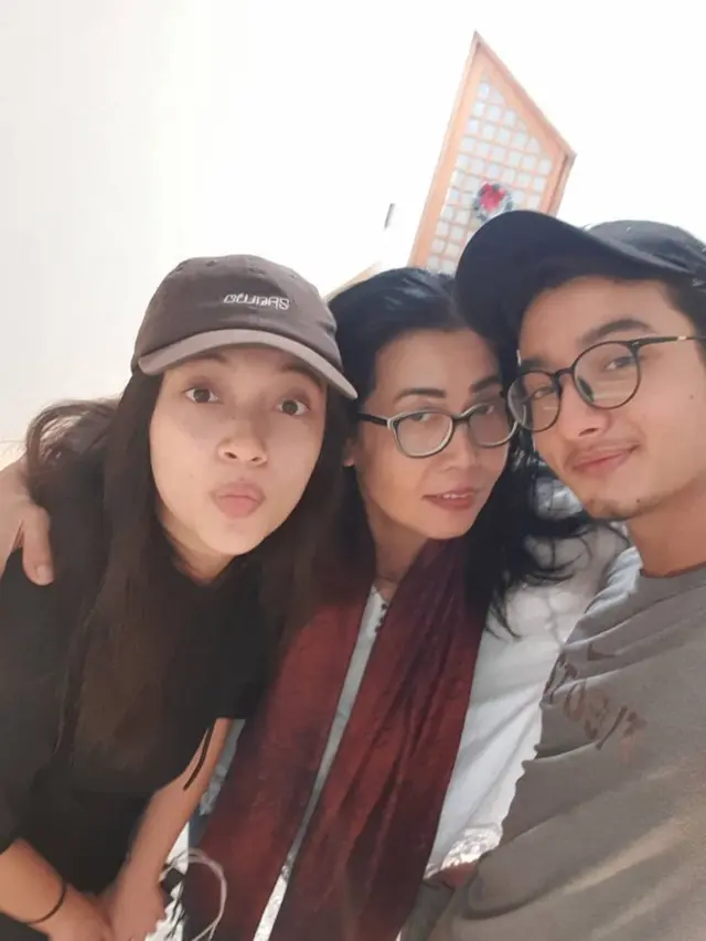 Potret Kedekatan Bryan & Megan Domani dengan Ibu, Akrab dan Bahagia