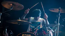Aksi drummer Superman Is Dead (SID), Jerinx saat ikut meramaikan ajang Indonesia Greaser Party 2015 di Plaza Barat Senayan, Jakarta, Minggu (12/4/2015). (Liputan6.com/Faizal Fanani)