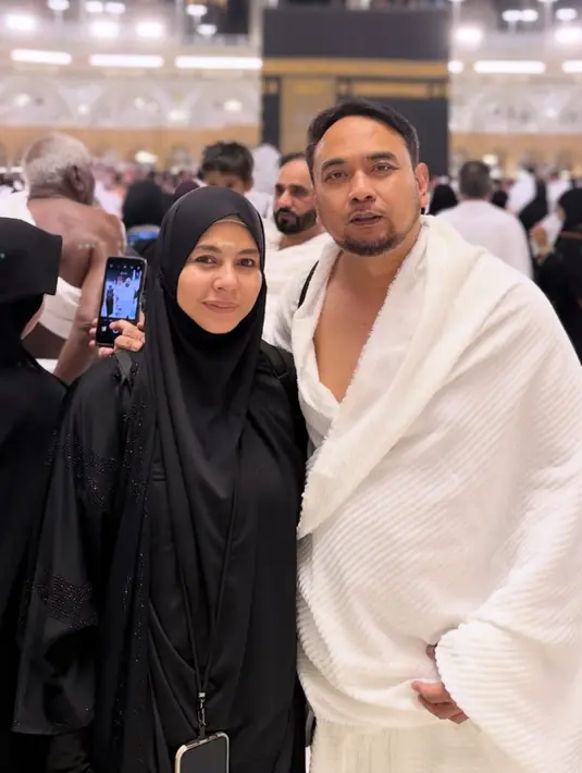 Meisya Siregar juga berkesempatan umrah bersama suami. Meisya tampil dengan khimar dan abaya putih. [@meisya__siregar]