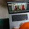 10 Cara Mengenali Kualitas Bahan Baju saat Beli Online Menurut Ahli Fashion