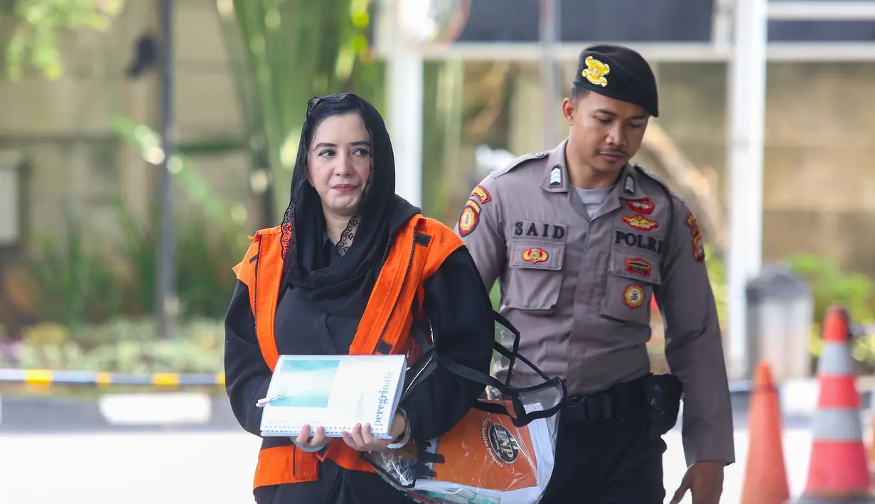 Tersangka kasus dugaan korupsi pengadaan barang dan jasa outsourcing (tenaga alih daya) serta lainnya di lingkungan Pemerintah Kabupaten Pekalongan untuk tahun anggaran 2023–2026, Fadia Arafiq (kiri), saat tiba di Gedung Merah Putih Komisi Pemberantasan Korupsi (KPK), Jakarta, Rabu (29/4/2026). (merdeka.com/Arie Basuki)