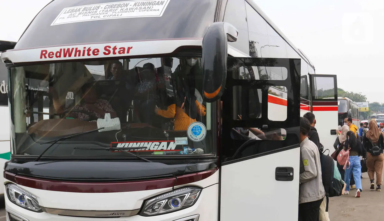 <p>Sejumlah pemudik menunggu kedatangan bus di Simpang Cikopo, Jawa Barat, Sabtu (30/4/2022). Memasuki H-2 Hari Raya idul Fitri 1443 Hijriah terpantau masih ramai para pemudik jurusan Jawa Tegah dan Jawa Barat yang naik melalui simpang Cikopo tersebut. (Liputan6.com/Herman Zakharia</p>