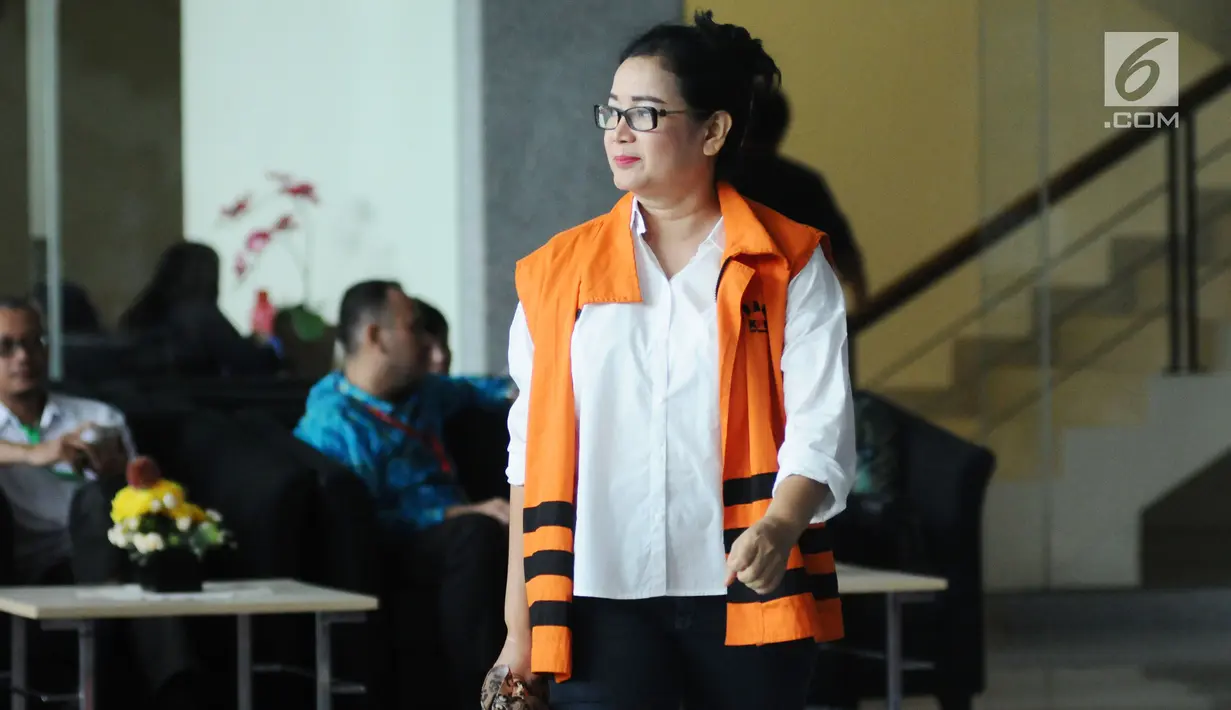 Terdakwa kasus pemberian keterangan palsu di sidang e-KTP, Miryam S Haryani usai menjalani pemeriksaan di Gedung KPK, Jakarta, Selasa (7/11). Miryam mengaku diperiksa terkait hubungan dengan Ketua DPR Setya Novanto. (Liputan6.com/Helmi Fithriansyah)