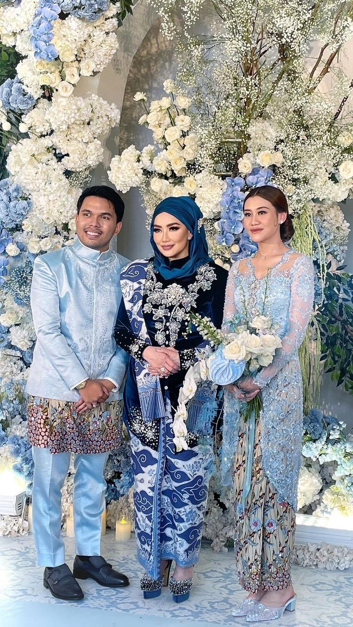 Mengenakan Baju Berwarna Biru <br>