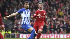 Di tengah persaingan Manchester City dan Arsenal untuk menguasai puncak klasemen sementara Premier League 2023/2024 pada pekan ke-30, Liverpool sukses melewati keduanya untuk menyusup ke puncak klasemen berkat kemenangan 2-1 atas Brighton and Hove Albion di Anfield Stadium, Minggu (31/3/2024). Sempat tertinggal lewat gol cepat Danny Welbeck saat laga baru berlangsung 87 detik, The Reds mampu comeback dengan mencetak dua gol lewat Luis Diaz (27') dan Mohamed Salah (65'). Eks Brighton yang kini membela Liverpool, Alexis Mac Allister terpilih sebagai Man of The Match berkat penampilan impresifnya di mana ia juga sukses menyumbang satu assist atas gol penentu Mohamed Salah. (AP Photo/Rui Viera)