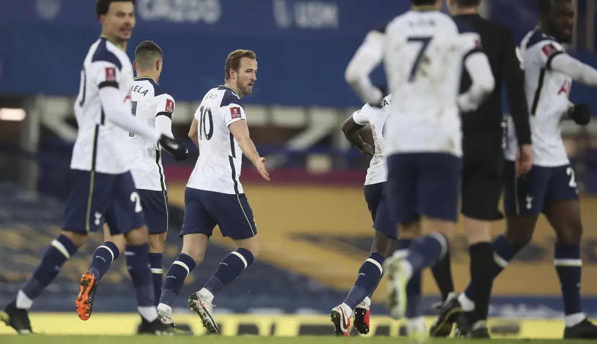 Striker Tottenham, Harry Kane (tengah) berselebrasi bersama rekannya  usai mencetak gol ke gawang Everton pada babak 16 besar Piala FA di Goodison Park, Inggris, Kamis (11/2/2021). Everton membutuhkan babak perpanjangan waktu 2x15 menit untuk mengalahkan Tottenham. (Martin Rickett /Pool via AP)