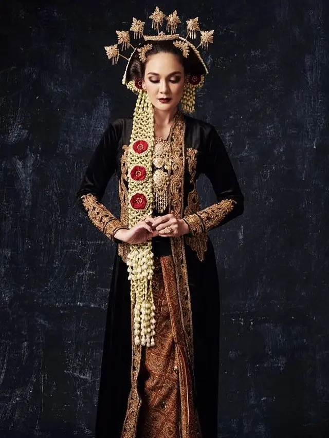 Potret Luna Maya Pakai Baju Pengantin Adat Jawa (sumber: instagram/victoria_makeupatelier)