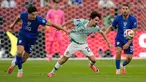 Pemain Kroasia Igor Matanovic menarik jersey pemain Portugal  Vitinha selama pertandingan sepak bola babak 32 Piala Dunia antara Portugal dan Kroasia di Toronto, Kamis, (02/07/2026). (AP Photo/ Mike Stewart)