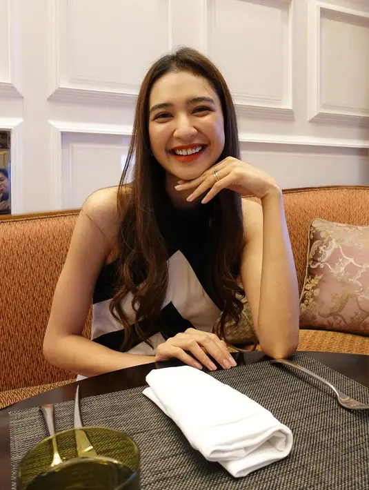 Di kesempatan ini Mikha Tambayong tampil cantik mengenakan halter backless dress warna monokrom. Penampilannya disempurnakan dengan pulasan makeup flawless, sementara rambut panjangnya ditata wavy. [@miktambayong]