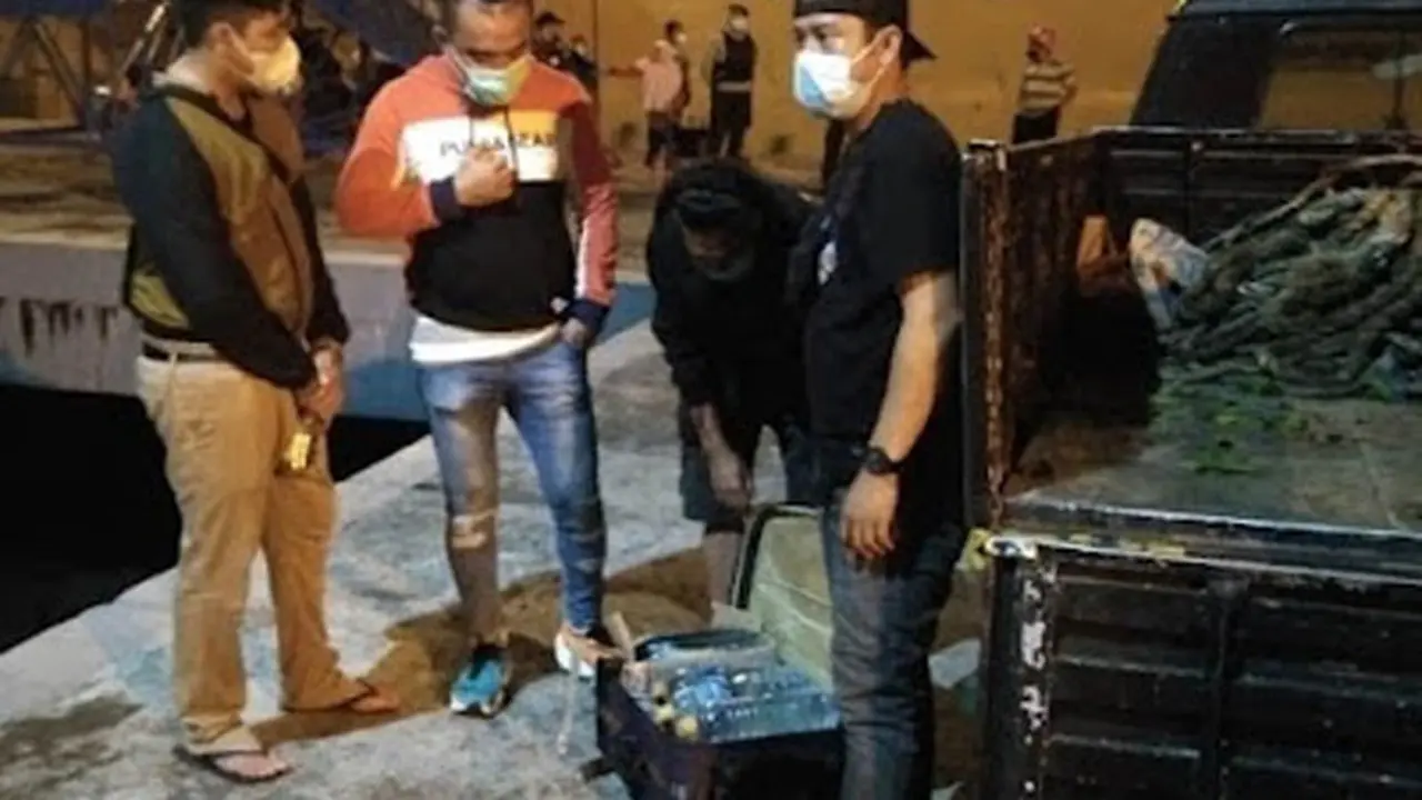Miras jenis Cap Tikus yang disembunyikan di dalam koper berhasil dibongkar aparat di Pelabuhan Samudera Bitung, Sulut.