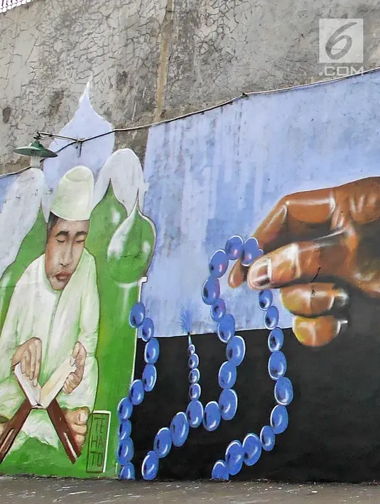 Pemandangan dinding berhias mural bertema Islami di Gang Abdul Jabar, Jagakarsa, Jakarta, Senin (28/5). (Liputan6.com/Herman Zakharia)