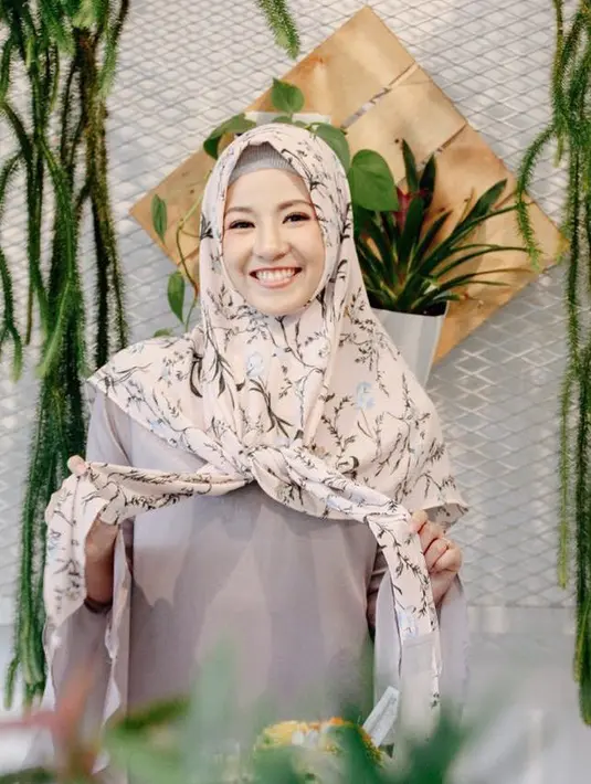 Lantas apa yang memutuskan pemeran Vanya dalam film Get M4rried itu memutuskan berhijrah? Ada salah satu kejadian yang menurutnya luar biasa setelah ia menutup auratnya. (Instagram/natasharizkynew)