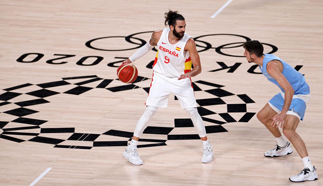 Pebasket Spanyol, Rubio (kiri) berusaha melewati hadangan pebasket Argentina, Leandro Nicolas Bolmaro pada laga Grup C Olimpiade Tokyo 2020 di Saitama Super Arena, Saitama, Jepang, 29 Juli 2021. Rubio kembali dipanggil oleh pelatih Sergio Scariolo untuk Piala Dunia Basket 2023. Sebelumnya, ia sempat absen membela negaranya saat EuroBasket 2022 karena cedera. Sang play maker utama itu diketahui bermain untuk Cleveland Cavaliers pada musim lalu. (AFP/Thomas Coex)