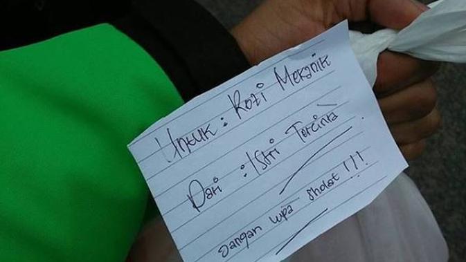 Pengemudi Ojek Online Ingat Keluarga (Sumber: Instagram/dramaojol.id)
