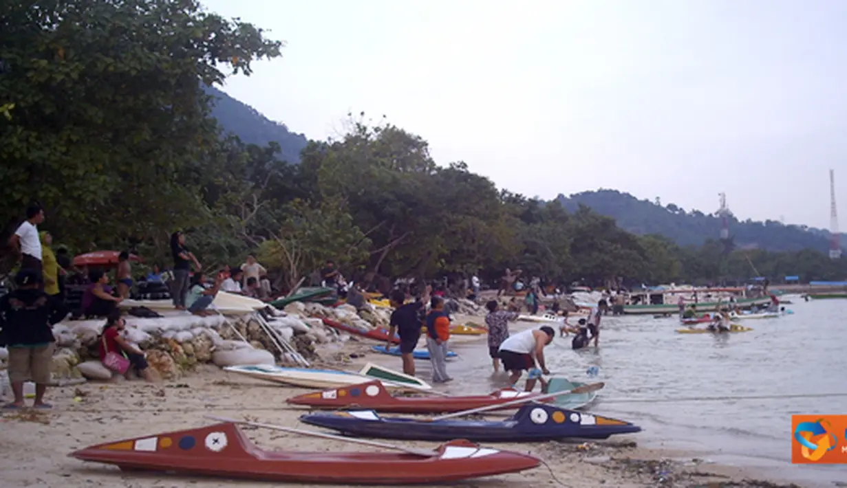 Citizen6, Lampung: Wisatawan yang berkunjung dapat mengabadikan sekitar pulau Condong dengan menaiki kapal motor para nelayan. (Pengirim: Akhid Roviyanto)