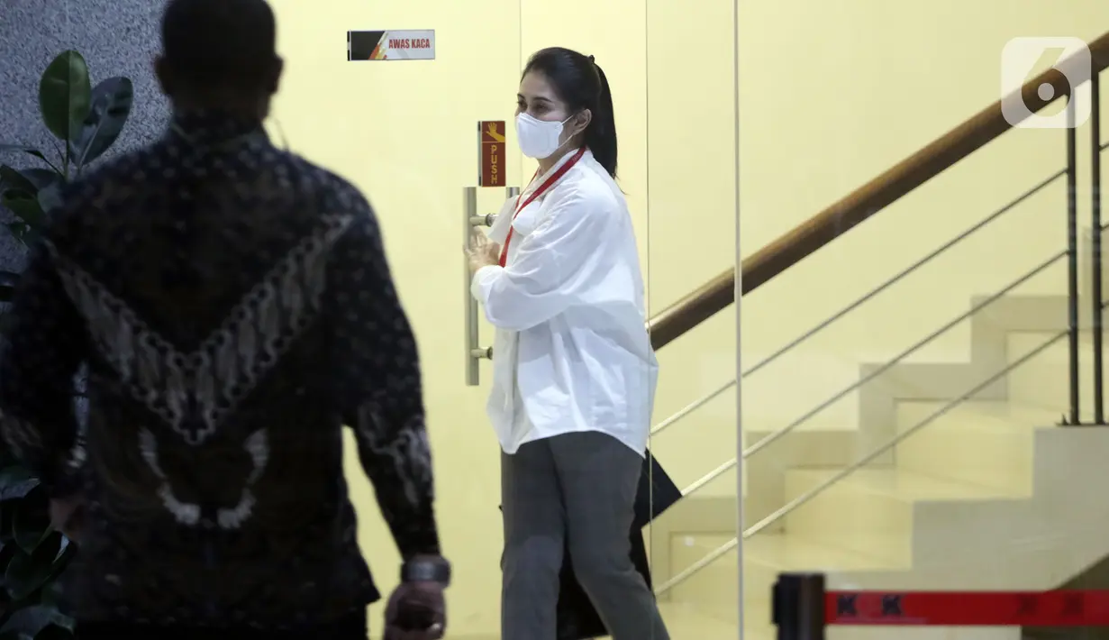 Erini Mutia Yufada (kanan) usai diperiksa di gedung KPK, Jakarta, Senin (25/10/2021). Erini diperiksa terkait dugaan suap pengadaan barang-jasa di Kab Musi Banyuasin TA 2021 yang menjerat suaminya, Bupati nonaktif Dodi Reza Alex Noerdin dan Kadis PUPR Herman Mayori. (Liputan6.com/Helmi Fithriansyah)