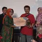 Bupati Tegal Umi Azizah menyerahkan 13 Anugerah Festival Film Tegal (FFT) 2023.