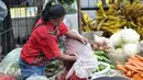 Pedagang cabai di Pasar Minggu merapihkan barang daganganya, Jakarta, Senin (10/10). Kenaikan harga cabai keriting terimbas kondisi cuaca yang kurang baik sehingga membuat pasokan berkurang. (Liputan6.com/Yoppy Renato)