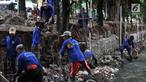 Petugas Suku Dinas Sumber Daya Air Jakarta Timur menyelesaikan pembangunan turap di Kali Aliran Timur, Rawamangun, Jakarta, Senin (8/4). Pembangunan turap tersebut bertujuan mengganti dinding yang rusak akibat longsor dan memperlancar aliran kali. (merdeka.com/Iqbal Nugroho)