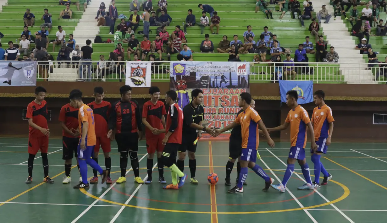 Para pesepak bola bersalaman sebagai bentuk sportivitas usai berlaga pada Kejuaraan Futsal Tuna Rungu di GOR Ciracas, Jakarta, Sabtu (7/11/2015). (Bola.com/Vitalis Yogi Trisna)