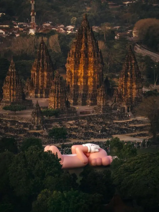KAWS Holiday di Candi Prambanan