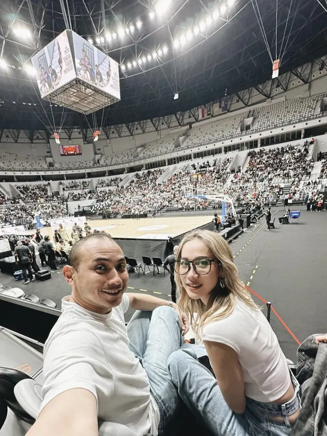 Potret kebersamaan Tiko dan BCL saat menonton basket, sumber Instagram: @tikoaryawardhana