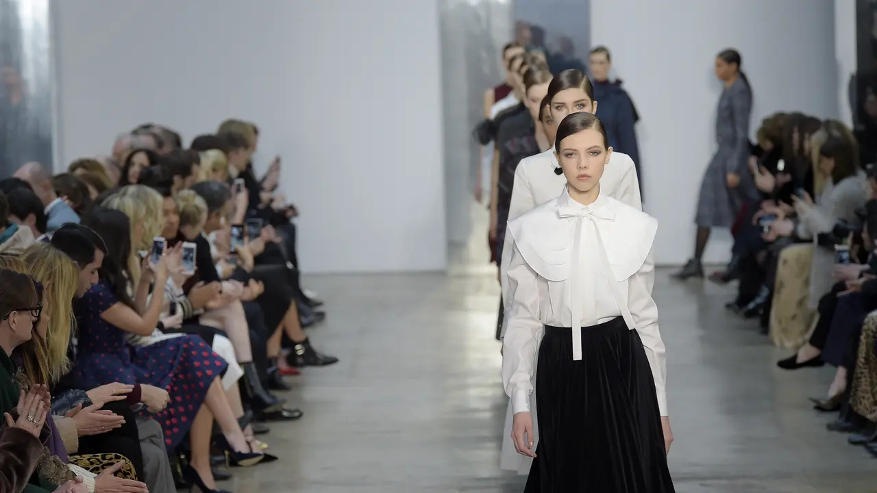 [Bintang] Anti Monoton, Tampil Unik dengan Padu-padan Rok dari Inspirasi Runway Ini