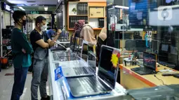 Calon pembeli melihat-lihat produk laptop di pusat elektronik Harco Mangga Dua, Jakarta, Selasa (9/3/2021). Perusahaan riset pasar Canalys memprediksi angka penjualan PC dan laptop kembali di angka 300 juta unit pada 2020 atau naik 15 persen dibandingkan 2019. (merdeka.com/Imam Buhori)