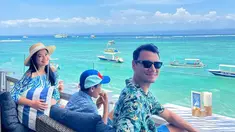 Jelang akhir tahun 2023, Titi Kamal dan Christian Sugiono tengah menikmati momen liburan bersama di Pulau Nusa Lembongan, Bali. Sebuah tempat wisata yang memiliki pemandangan pantai indah dengan air berwarna biru muda. Titi Kamal saat liburan di sini sampai berharap bahwa kelak dapat memiliki rumah di tepi pantai dengan pemandangan pantai. (Liputan6.com/IG/@titi_kamall)