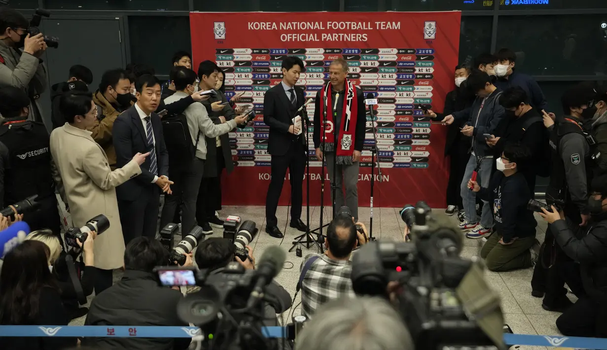 Pelatih Timnas Korea Selatan yang baru, Jurgen Klinsmann berbicara saat konferensi pers di Bandara Internasional Incheon di Incheron, Korea Selatan, Rabu, 8 Maret 2023. Klinsmann pernah melatih mantan klubnya, Bayern Munchen, sebelum mengambil alih posisi pelatih kepala timnas Amerika Serikat dari 2011 hingga 2016.(AP Photo/Ahn Young-Joon)