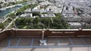 Tanda yang mengingatkan para wisatawan untuk menjaga jarak sosial (social distancing) terlihat di Menara Eiffel, Paris, Prancis, Kamis (18/6/2020). Langkah-langkah sanitasi diterapkan guna memastikan keamanan para wisatawan. (Xinhua/Gao Jing)