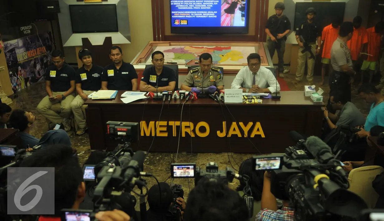 Polda Metro Jaya menggelar konferensi pers terkait pembunuhan sadis menggunakan gagang pacul, Jakarta, Selasa (17/5). Kombes Pol Krishna Murti mengaku bangga dengan kinerja bawahannya yang berhasil mengungkap kasus tersebut. (Liputan6.com/Gempur M Surya)