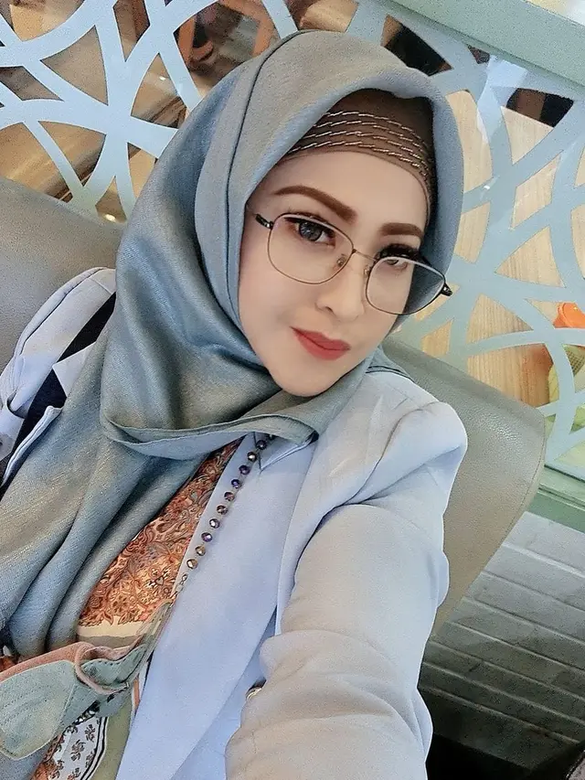 Pedangdut Neng Wirdha ingin bermaaf-maafan dengan ibundanya, Elvy Sukaesih (https://www.instagram.com/p/CdTEvelrfYA/)