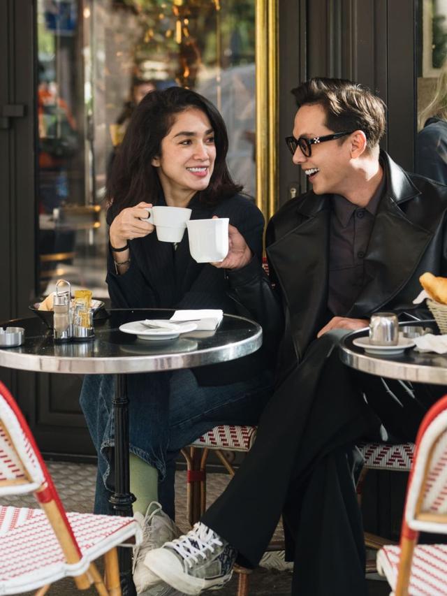 6 Potret Manis Ussy Sulistiawaty dan Andhika Pratama di Eropa, Liburan Berdua