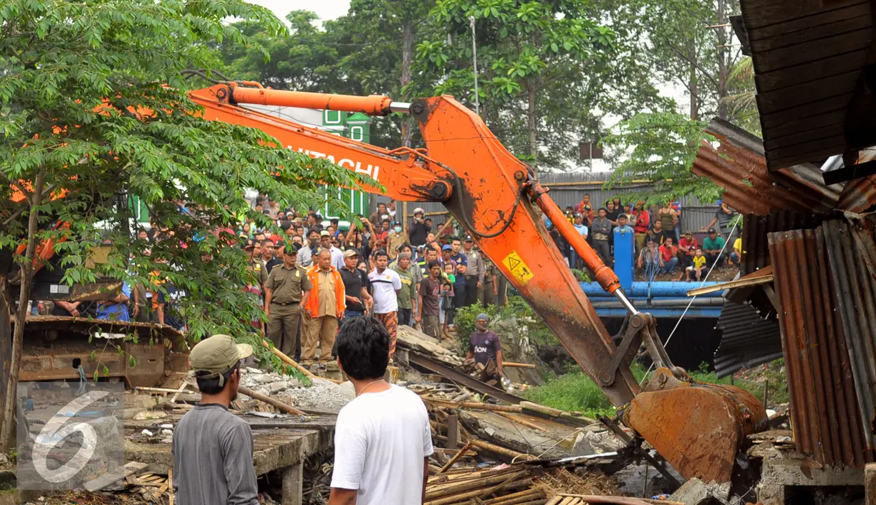 Alat berat diturunkan untuk membongkar rumah warga dan tempat pemotongan ayam di Tanah Tinggi, Tangerang, Rabu (16/12). Pemprov Banten melakukan esekusi pembongkaran karena tanah tersebut berdiri diatas tanah negara. (Liputan6.com/Faisal R Syam)