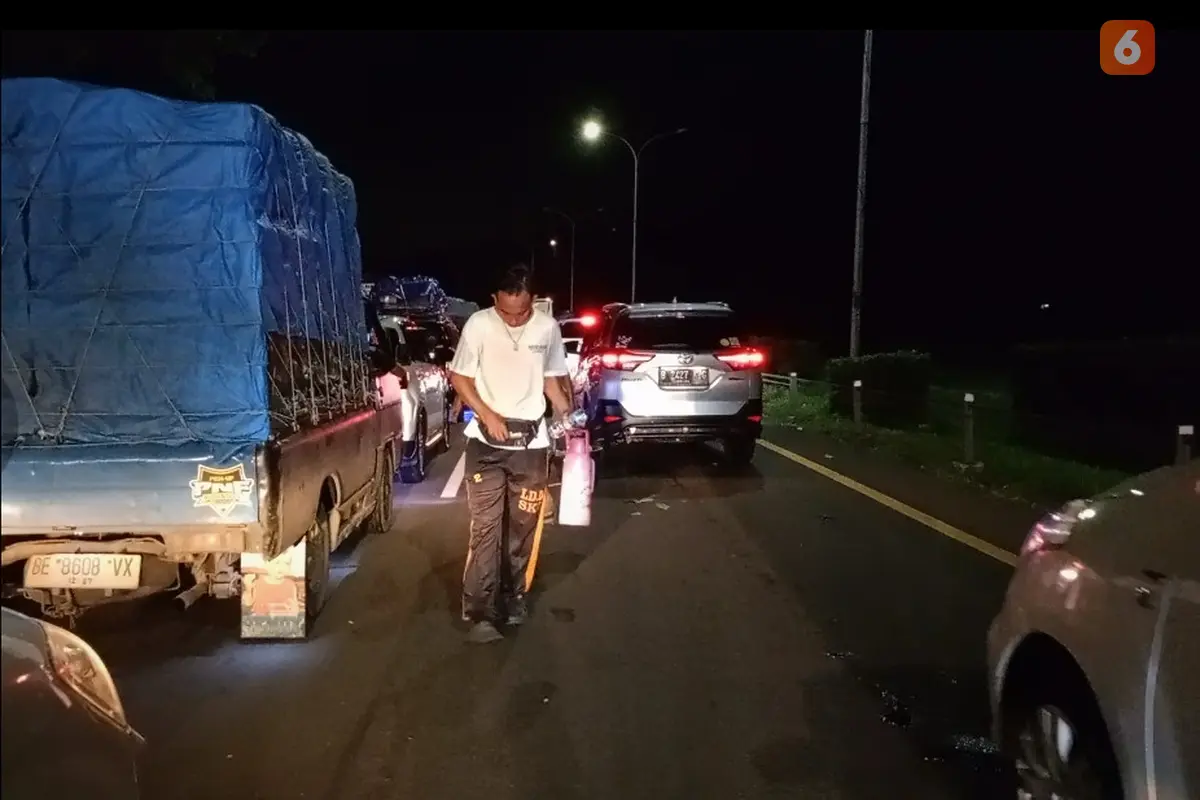 Masyarakat Sekitar Jadi Pedagang Dadakan. (Sabtu, 06/04/2024). (Yandhi Deslatama/Liputan6.com).