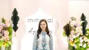Aaliyah Massaid terlihat begitu unik dalam balutan mewah one set dengan motif pront yang mengangkat kombinasi motif dan warna kontras.   [Foto: Minimal]