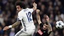 Bek Napoli, Albania Elseid Hysaj (kanan) berusaha menjangkau bola dari kejaran pemain Real Madrid, Marcelo pada laga 16 besar Liga Champions di Santiago Bernabeu stadium, Madrid (15/2/2017). Madrid menang 3-1.  (AFP/Javier Soriano)