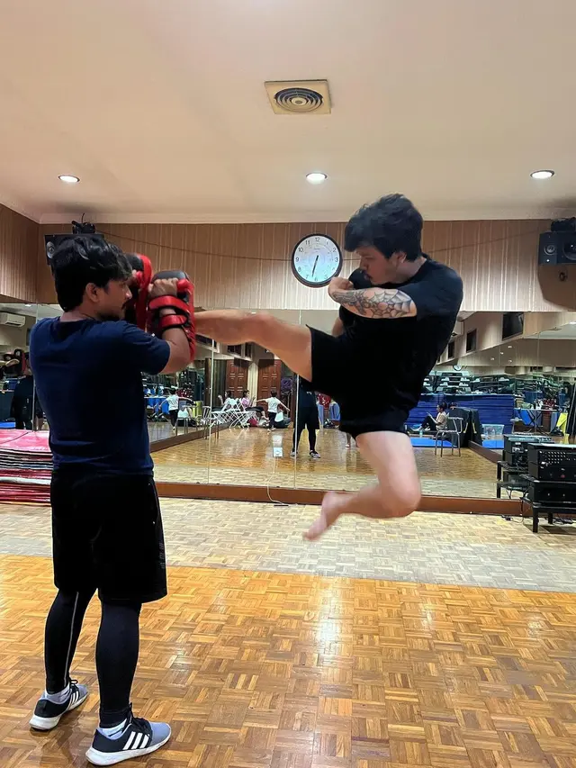 Bareng Sherina, Ini 6 Potret Derby Romero Latihan Muay Thai