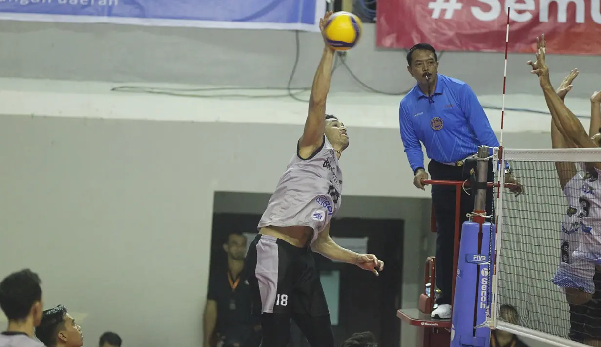 Pemain Jakarta Bhayangkara Presisi, Garrett Thomas Muagututia melepaskan spike ke arah blok para pemain Jakarta Pertamina Pertamax dalam laga terakhir putaran pertama Proliga 2023 di GOR PSCC Palembang, Minggu (22/1/2023). Jakarta Bhayangkara Presisi menang 3-0 (25-19, 15-16 dan 27-25) dan berhasil menjuarai putaran pertama Proliga 2023. (Dok. Proliga)