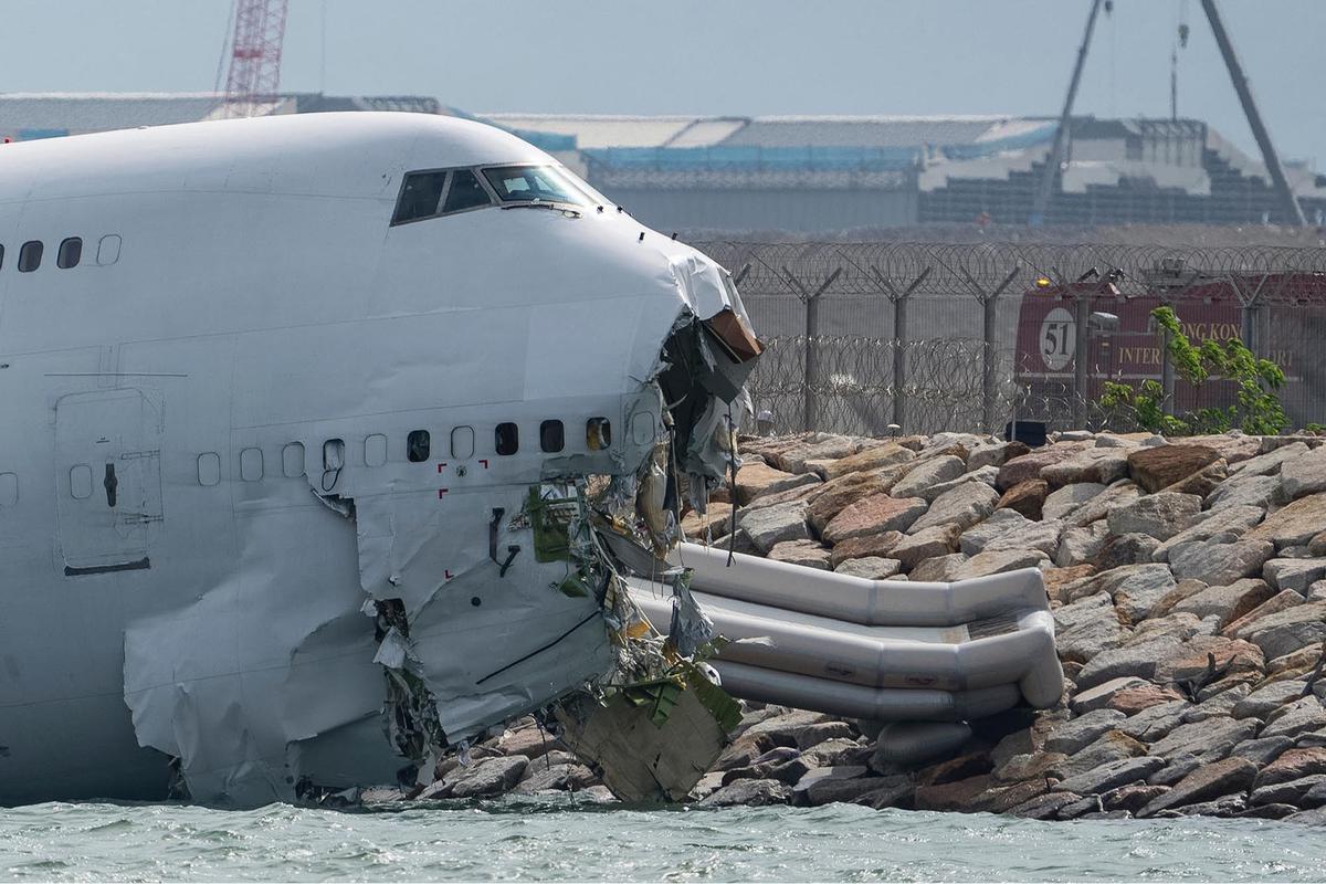 FOTO: Pesawat Kargo Tergelincir ke Laut di Bandara Hong Kong, Dua Tewas