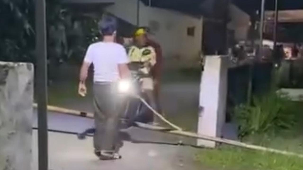 Geram dengan Balapan Liar, Aksi Pria Blokade Jalan dan Gertak Remaja dengan Sebilah Kayu Ini Viral