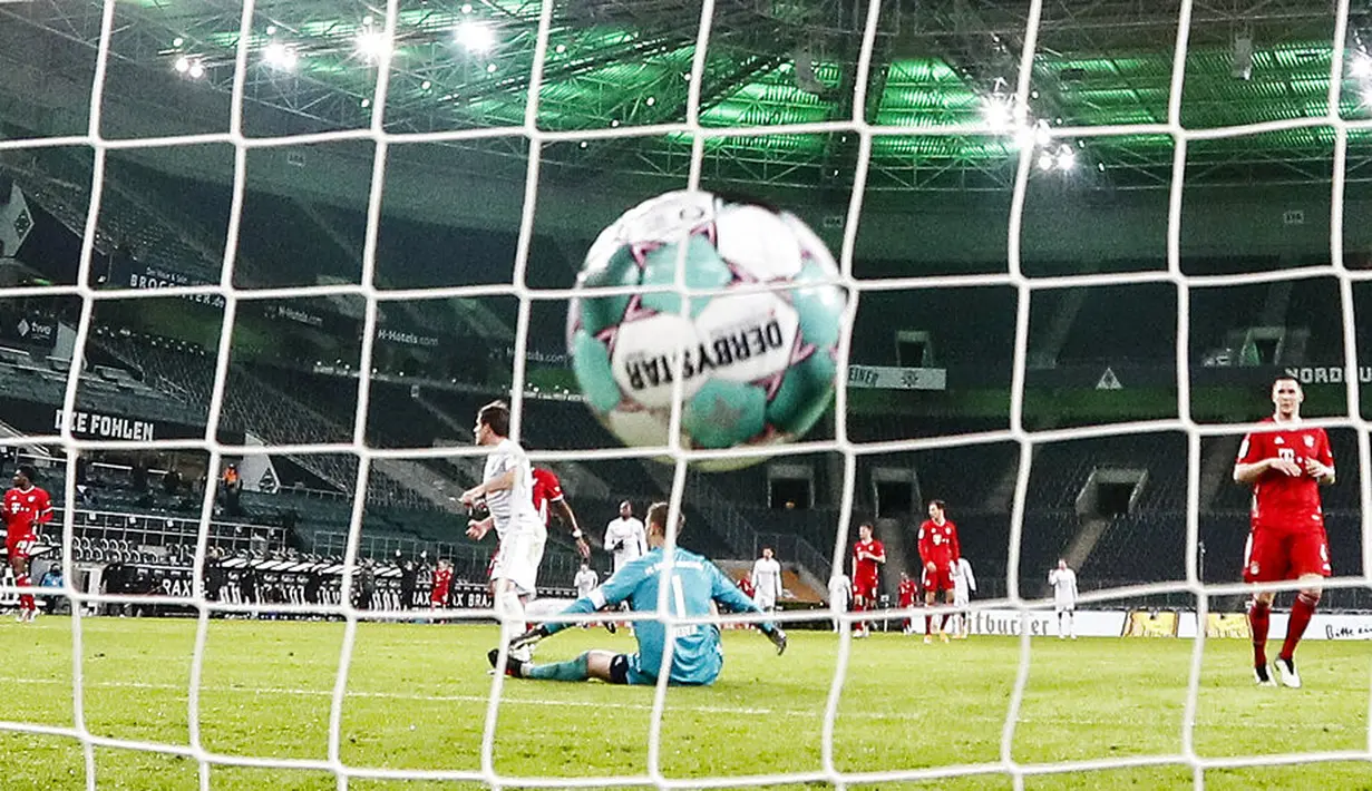 Pemain Borussia Moenchengladbach Jonas Hofmann mencetak gol ke gawang Bayern Munchen pada pertandingan Bundesliga di Borussia Park, Moenchengladbach, Jerman, Jumat (8/1/2021). Bayern Munchen kalah 2-3. (AP Photo/Martin Meissner, Pool)