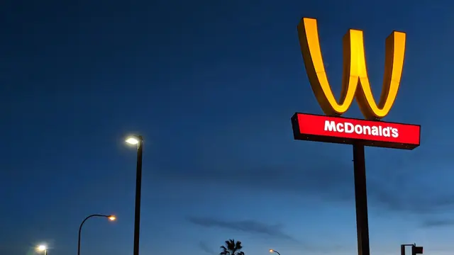 Logo McDonald's terbalik untuk merayakan Hari Perempuan Internasional (McDonald's Inc)