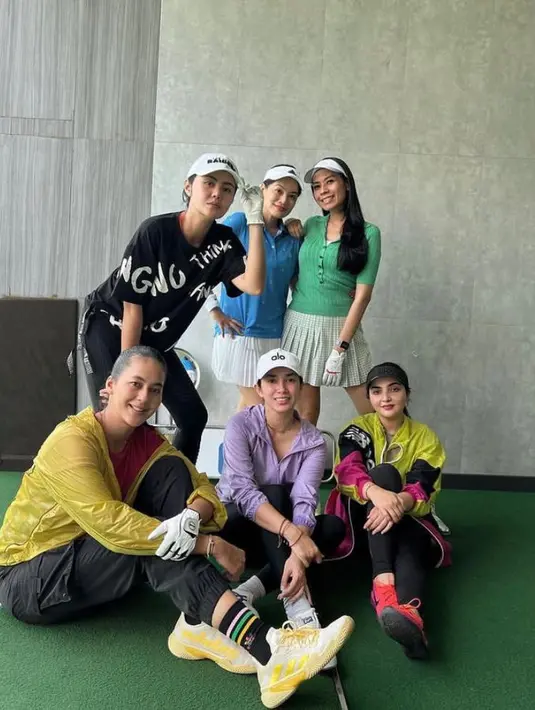 Main golf bareng geng artis, Paula tampil kece dengan outfit nuansa vibrant. Ia memadukan pink t-shirt dengan jaket kuning,  celana hitam, dan sneakers warna yang senada dengan jaketnya. (Instagram/paula_verhoeven).