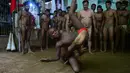 Dua remaja bertarung dalam gulat tradisional di klub gulat Loknath Vyayamsala untuk menandai festival Nag Panchami, di Allahabad (15/8). Di beberapa kota utara Festival Hindu Nag Panchami mengadakan gulat tradisional. (AFP Photo/Sanjay Kanojia)
