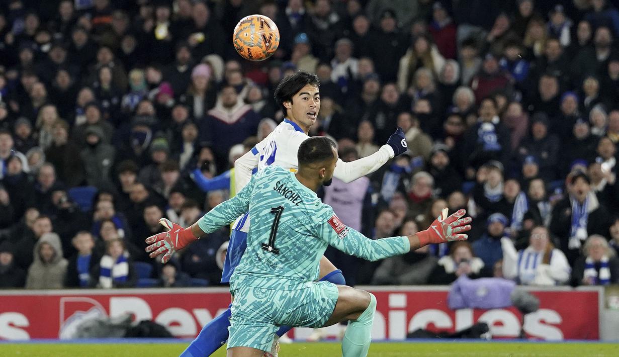 Pemain Brighton, Kaoru Mitoma mencetak gol ke gawang Chelsea dalam laga putaran keempat Piala FA 2024/2025 di Amex stadium, Brighton, Inggris, Minggu (09/02/2025) dini hari WIB. (AP Photo/PA/Gareth Fuller)