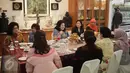 Presiden ke-5 RI Megawati Soekarnoputri menjamu istri PM Malaysia Najib Razak, Rosmah Mansor di kediamannya, Jalan Teuku Umar, Jakarta, Selasa (7/3). Keduanya membahas banyak hal untuk mempererat hubungan Indonesia - Malaysia (Liputan6.com/Faizal Fanani)
